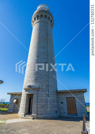 山口縣下關市角島的角島燈塔在蔚藍的天空下格外醒目。 132780331