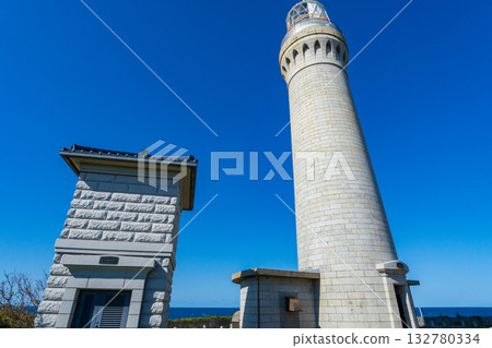 山口縣下關市角島的角島燈塔在蔚藍的天空下格外醒目。 132780334