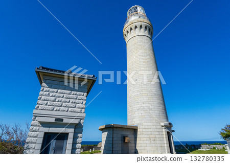 山口縣下關市角島的角島燈塔在蔚藍的天空下格外醒目。 132780335