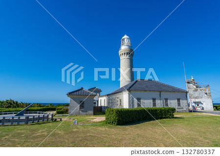 山口縣下關市角島的角島燈塔在蔚藍的天空下格外醒目。 132780337