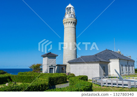 山口縣下關市角島的角島燈塔在蔚藍的天空下格外醒目。 132780340