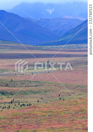 秋葉與冰川交相輝映的山巒 132780523