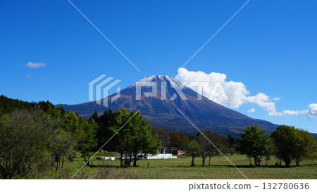 富士山被初雪覆蓋,在晴朗的秋天裡巍峨聳立。 富士山被初雪覆蓋,在晴朗的秋天裡巍峨聳立。 132780636