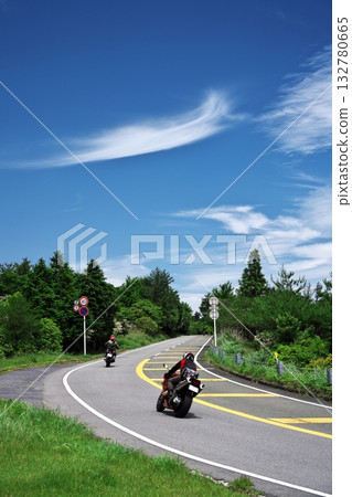 在青山高原的藍天下騎摩托車旅行 132780665