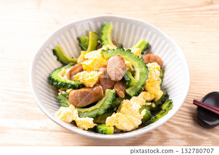 Stir-fried bitter melon with egg 132780707