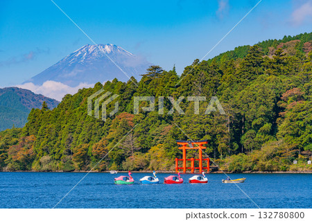 [Kanagawa Prefecture] Swan-shaped boat on Lake Ashi, Mount Fuji 132780800