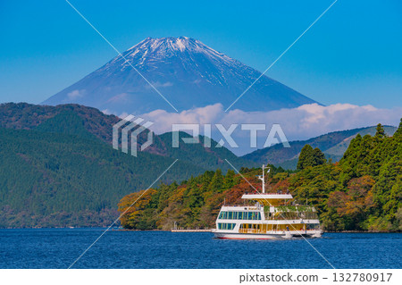 【神奈川縣】蘆之湖畔秋葉飄落，可搭乘觀光船遠眺富士山。 132780917