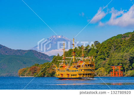 【神奈川縣】蘆之湖畔秋葉飄落，可搭乘觀光船遠眺富士山。 132780920