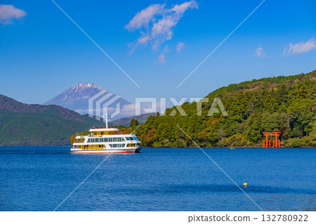 【神奈川縣】蘆之湖畔秋葉飄落，可搭乘觀光船遠眺富士山。 132780922