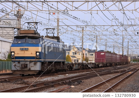 一列由EF66-52型機車牽引的貨運列車，以長編隊行駛在東海道貨運線上。照片拍攝於2011年1月5日。 132780930