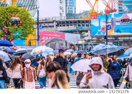 日本東京城市景觀：「禁止打擾！禁止打擾！萬聖節！」10月26日，澀谷擠滿了外國遊客。 132781276