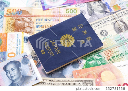護照 - 一本護照（5年期深藍色）和外幣，顯示出國旅行的圖像 132781536