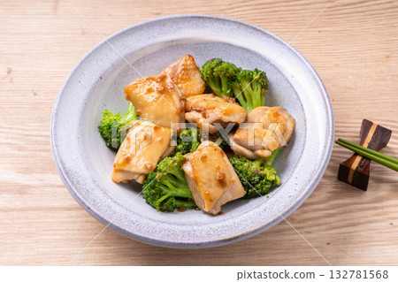 雞肉西蘭花用醬油和曲炒製 雞肉西蘭花用醬油和曲炒製 132781568