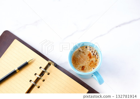 一邊喝著大量牛奶的咖啡或拿鐵咖啡一邊寫日記的畫面。 132781914