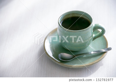 沐浴在柔和晨光中的咖啡杯 132781977