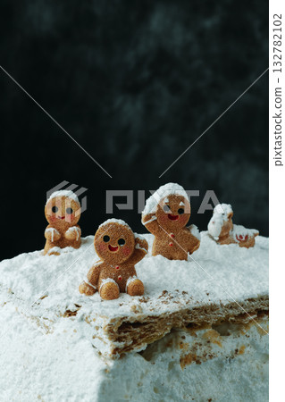 group of gingerbread men in snow group of gingerbread men in snow 132782102