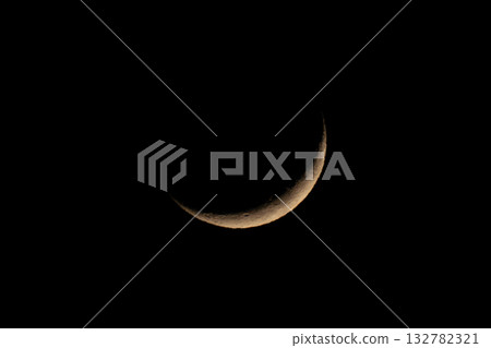 漂浮在夜空的滿月 132782321