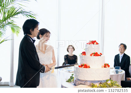 婚禮招待會切蛋糕 婚禮招待會切蛋糕 132782535