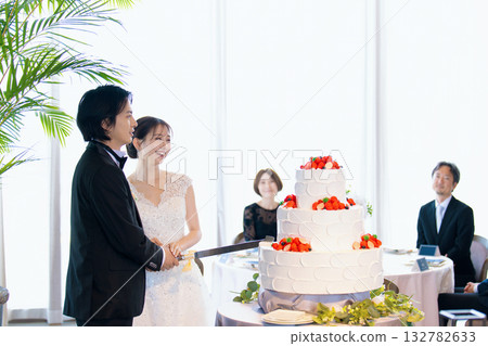 婚禮招待會切蛋糕 婚禮招待會切蛋糕 132782633
