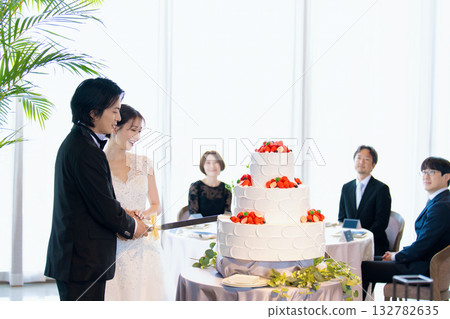 婚禮招待會切蛋糕 婚禮招待會切蛋糕 132782635