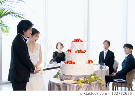 婚禮招待會切蛋糕 婚禮招待會切蛋糕 132782636