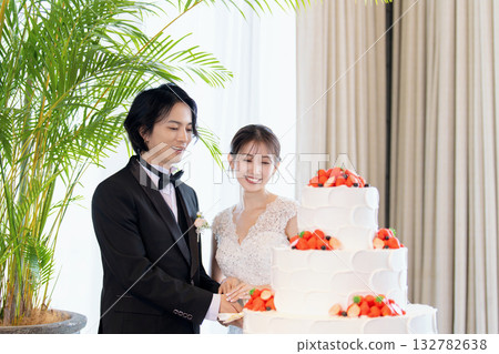 婚禮招待會切蛋糕 132782638