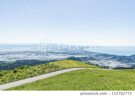 秋田縣男鹿市 - 初夏時節從乾峰山頂眺望男鹿半島（含車輛，前往秋田市方向） 132782773