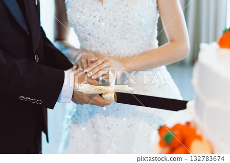 婚禮招待會切蛋糕 婚禮招待會切蛋糕 132783674