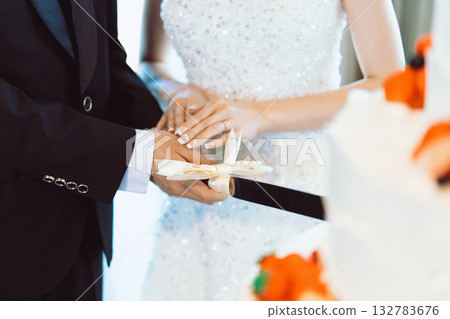 婚禮招待會切蛋糕 婚禮招待會切蛋糕 132783676