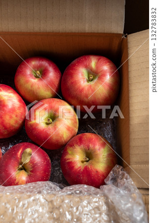 Boxed apples delivered directly from the farm in Japan 132783832