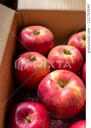 盒裝蘋果直接從日本農場運送 132783840