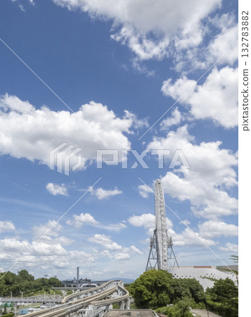 藍天白雲，摩天輪和單軌列車的景色 132783882