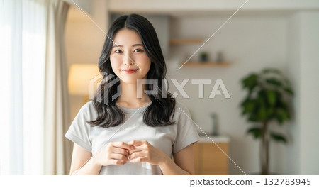 年輕女性在汽車旅館室內的肖像 132783945