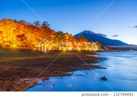 Lake Yamanaka colored leaves light up Lake Yamanaka colored leaves light up 132784091