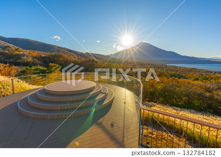 Autumn sunset from Lake Yamanaka Panorama Platform Autumn sunset from Lake Yamanaka Panorama Platform 132784182