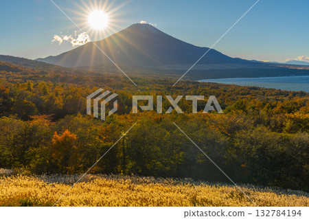 從山中湖全景平台欣賞秋季日落 132784194