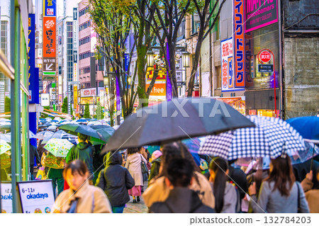 下雨天的東京城市景觀。 MOA 2號大道和歌舞伎町熙熙攘攘，擠滿了外國遊客（26th）。 132784203