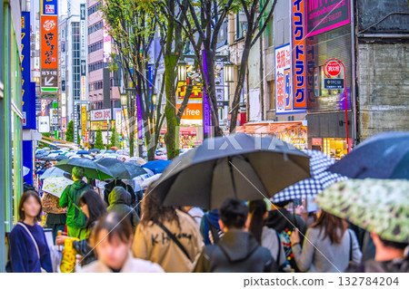 下雨天的東京城市景觀。 MOA 2號大道和歌舞伎町熙熙攘攘，擠滿了外國遊客（26th）。 132784204