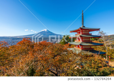 日本新倉山淺間公園、五重塔和秋季的富士山 132784264