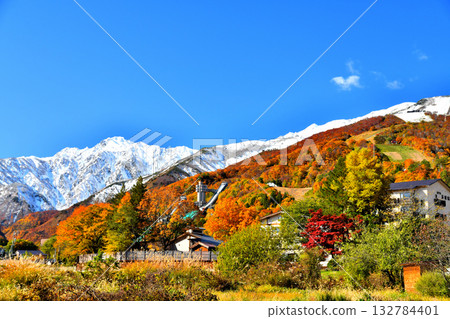 從白馬八方溫泉鎮（長野縣白馬村）看白馬八方尾根滑雪場和五龍山的景色[2025 年 11 月] 132784401