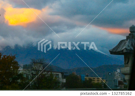 傍晚時分，雲霧繚繞在岩手山白雪皚皚的山峰之上。 132785162