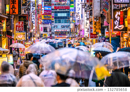 日本東京城市景觀：入境旅遊持續火爆…歌舞伎町和一番街擠滿了外國遊客 = 第26屆 132785658