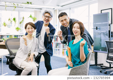 創意業務團隊 132785994