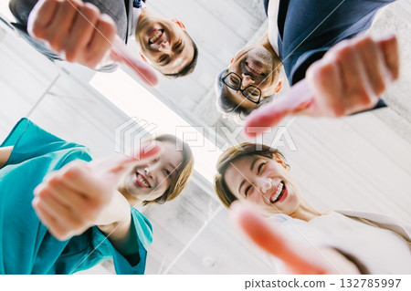 男人和女人在辦公室圍成一圈 男人和女人在辦公室圍成一圈 132785997