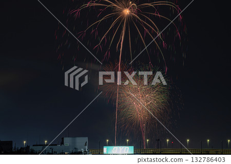 The Hiraguchi Hachiman Shrine Festival in Hamamatsu City: Fireworks display and the Shin-Tomei Expressway (Shizuoka Prefecture) The Hiraguchi Hachiman Shrine Festival in Hamamatsu City: Fireworks display and the Shin-Tomei Expressway (Shizuoka Prefecture) 132786403
