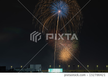 The Hiraguchi Hachiman Shrine Festival in Hamamatsu City: Fireworks display and the Shin-Tomei Expressway (Shizuoka Prefecture) The Hiraguchi Hachiman Shrine Festival in Hamamatsu City: Fireworks display and the Shin-Tomei Expressway (Shizuoka Prefecture) 132786421