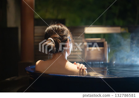 一個女人進入溫泉 132786581