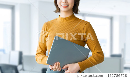 帶筆記型電腦的女人/女商人 132786728