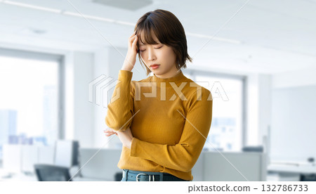 一位憂心忡忡的女人/女商人抱著頭 132786733