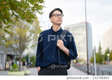 商務人士休閒漫步 132786803